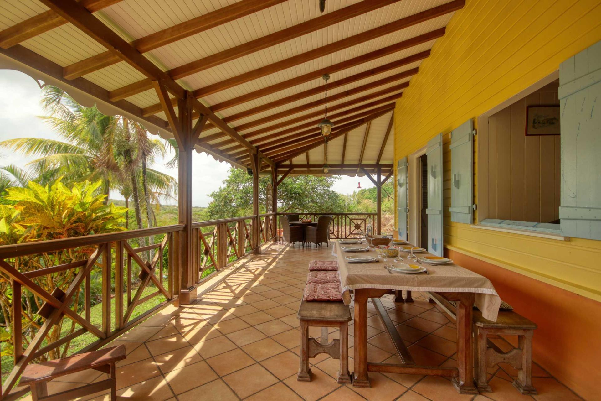 4-Villa-rivière-salée-Martinique-terrasse-table-à-manger-et-coin-salon-V2