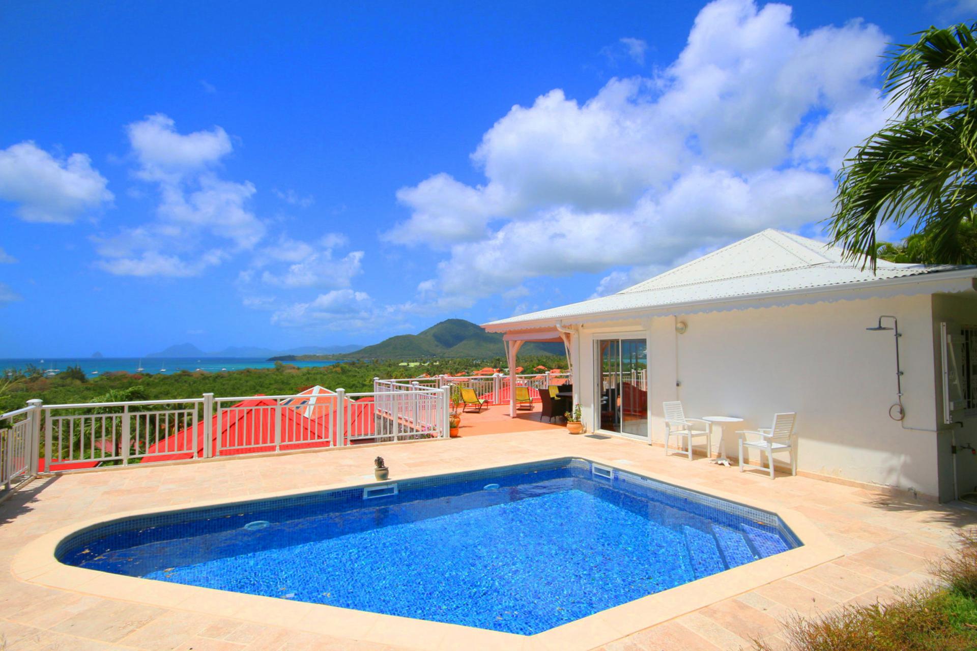 Location villa de standing piscine vue mer panoramique