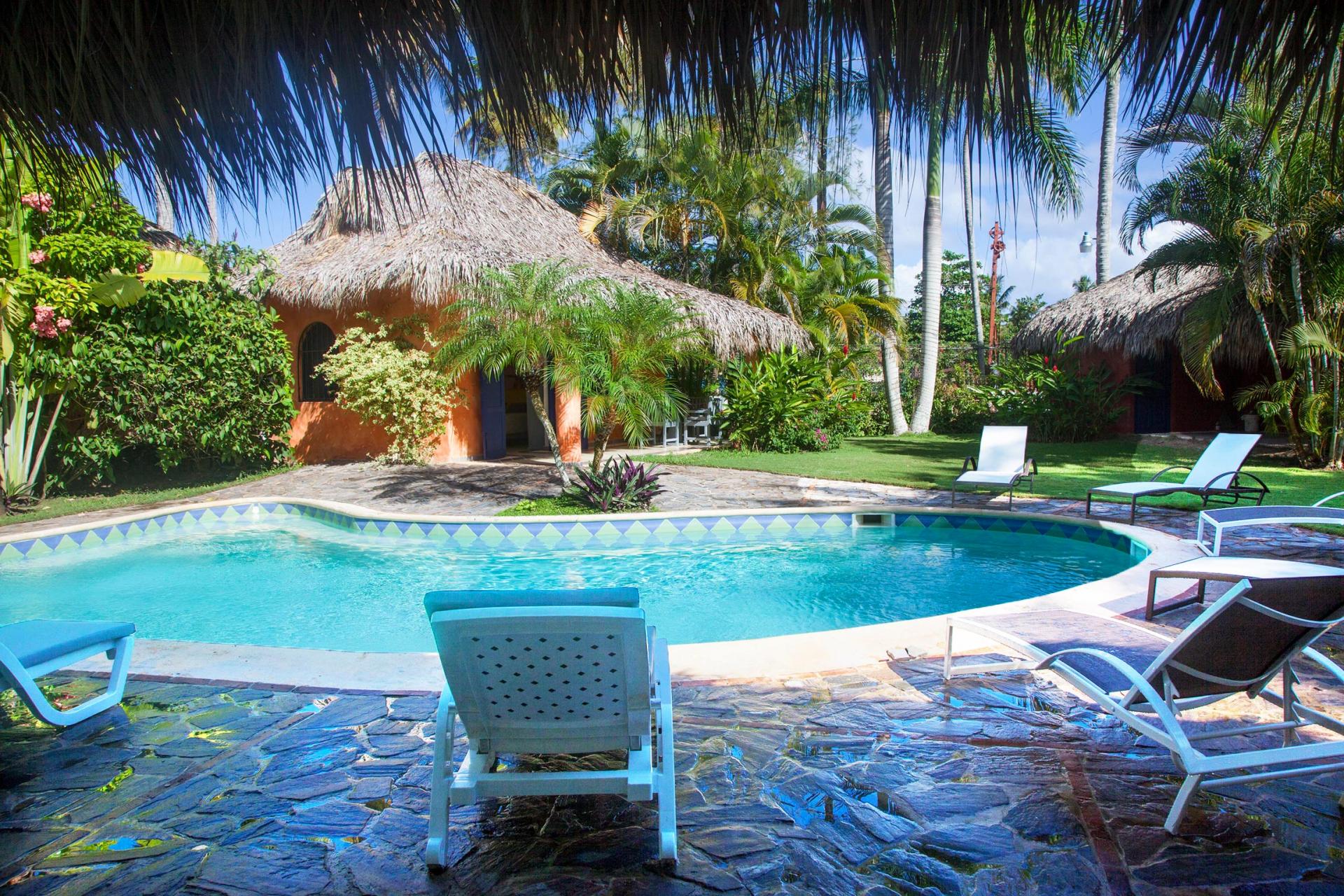 Location villa Las Terrenas - La piscine et le bungalow