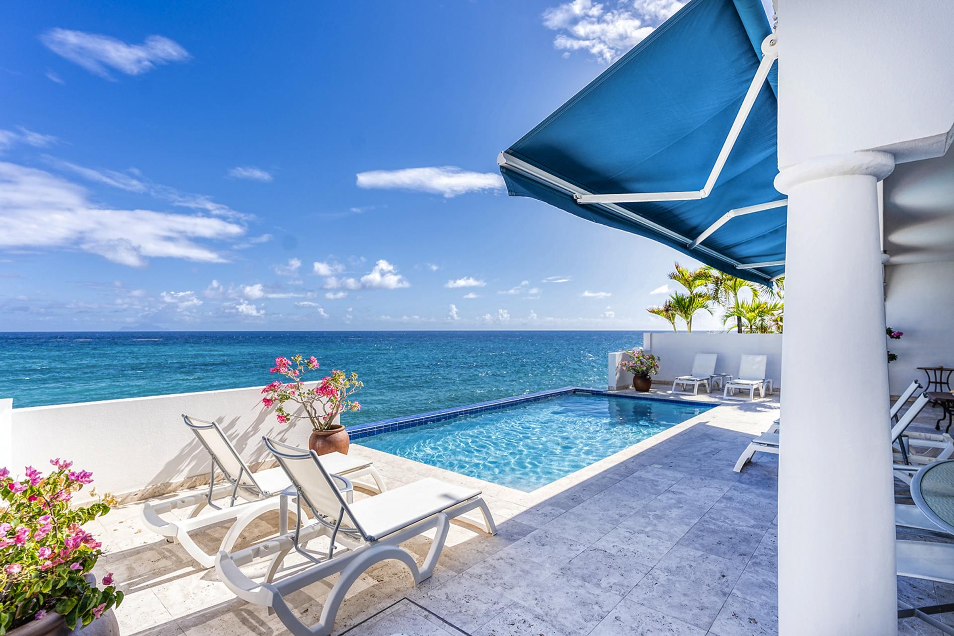 Pool Villa St Martin - Pool and deckchairs