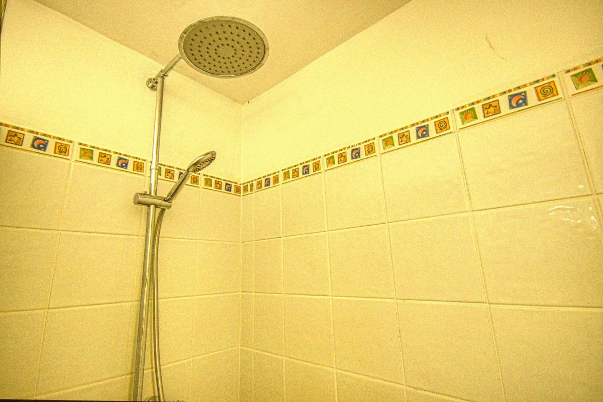 34-Location-villa-Martinique_-Case-Pilote_-Chambre-4-salle-d'eau-douche