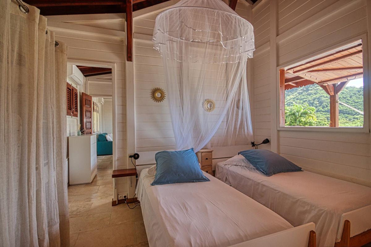 14-Location-villa-Martinique_Anses-d'Arlet_-chambre-3-salon