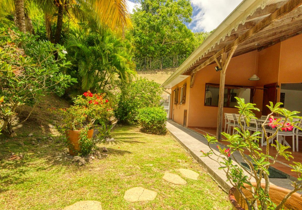 7Location-villa-piscine-le-diamant-martinique_-terrasse