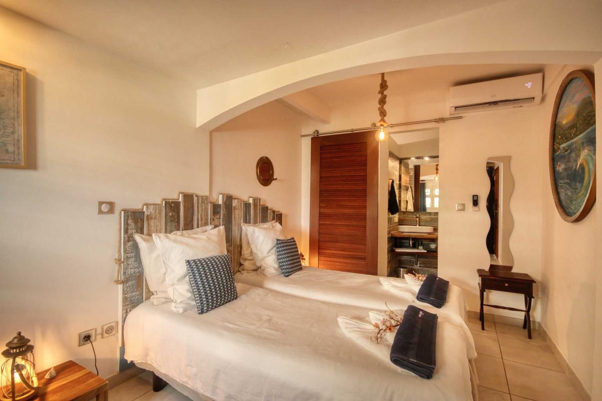 29-Villa-splendide-vue-mer-tartane-trinité-chambre-3-et-salle-d'eau