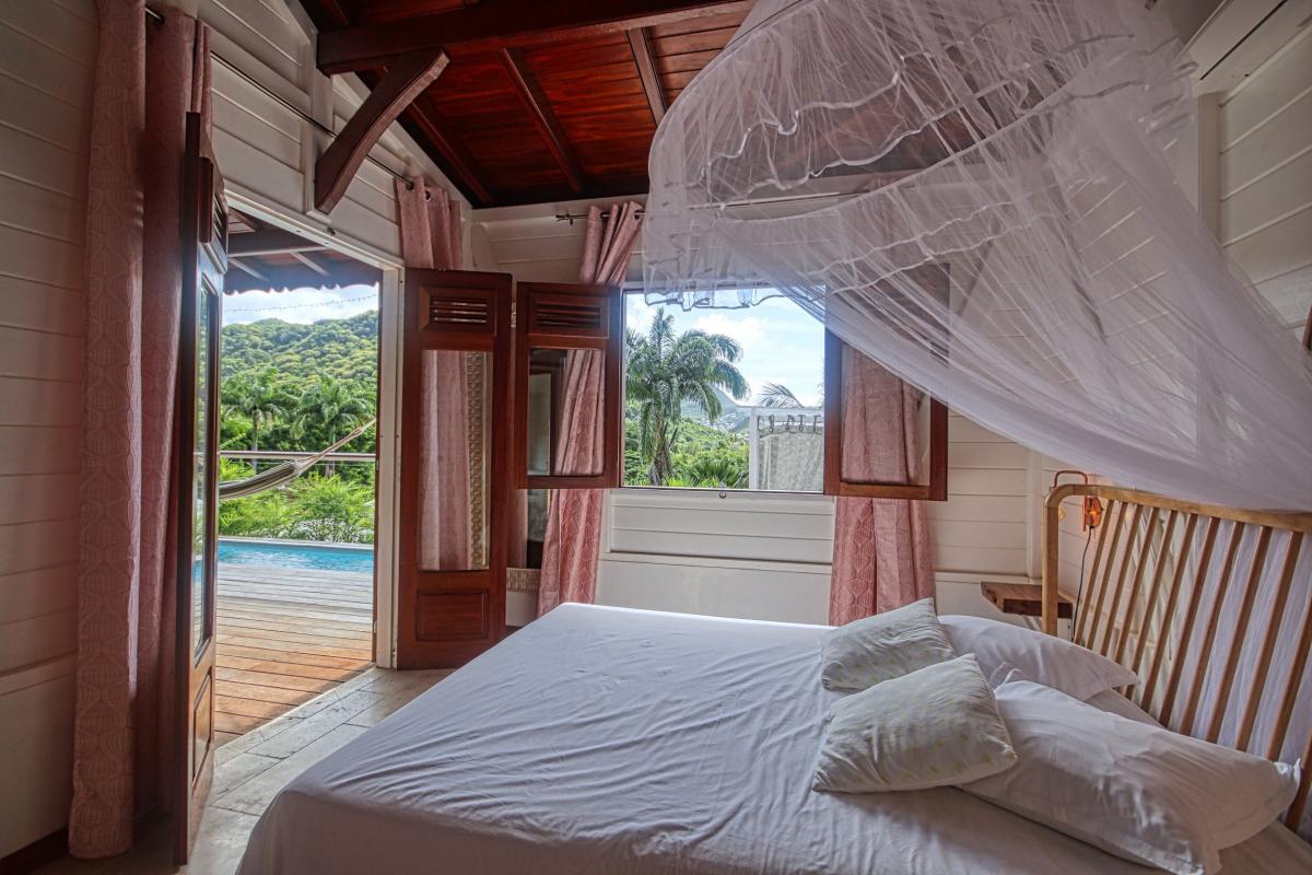 20-Location-villa-Martinique_Anses-d'Arlet_-chambre-1-terrasse-et-vue