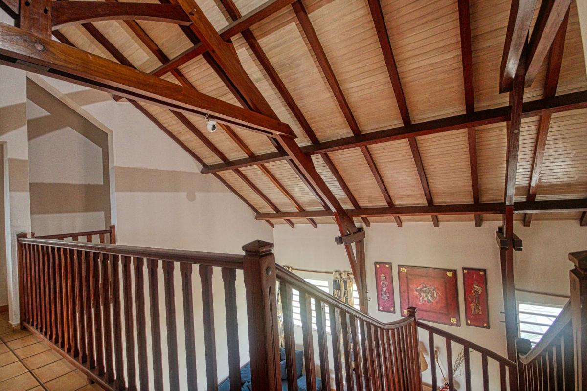 17-Location-villa-Martinique_-Case-Pilote_-Escalier-mezzanine-2