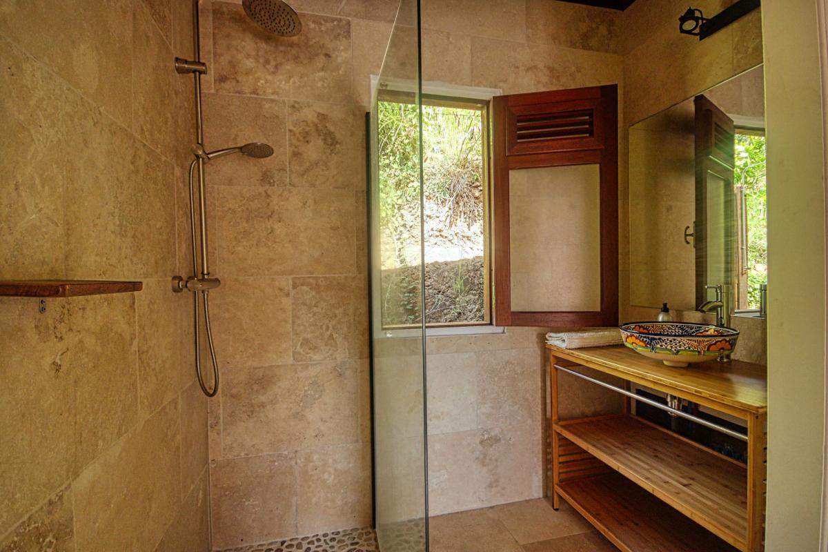 19-Location-villa-Martinique_Anses-d'Arlet_-chambre-1-lavabo