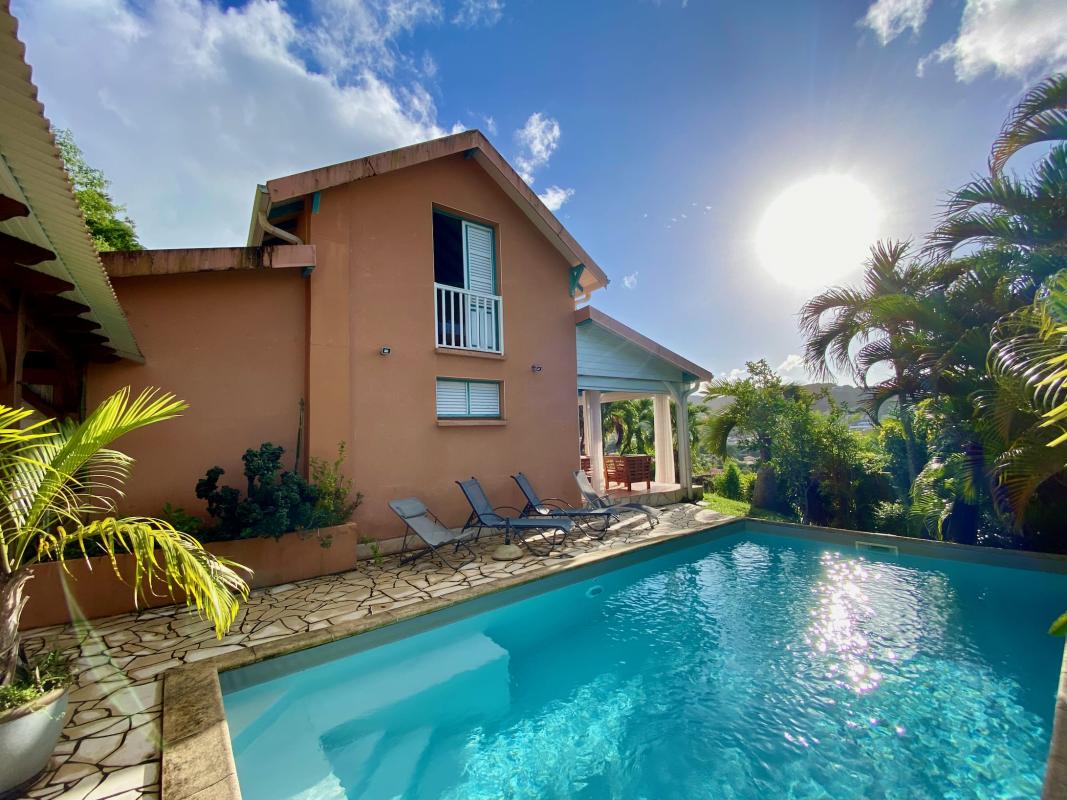 transats-bain-de-soleil-piscine-anse-a-lane