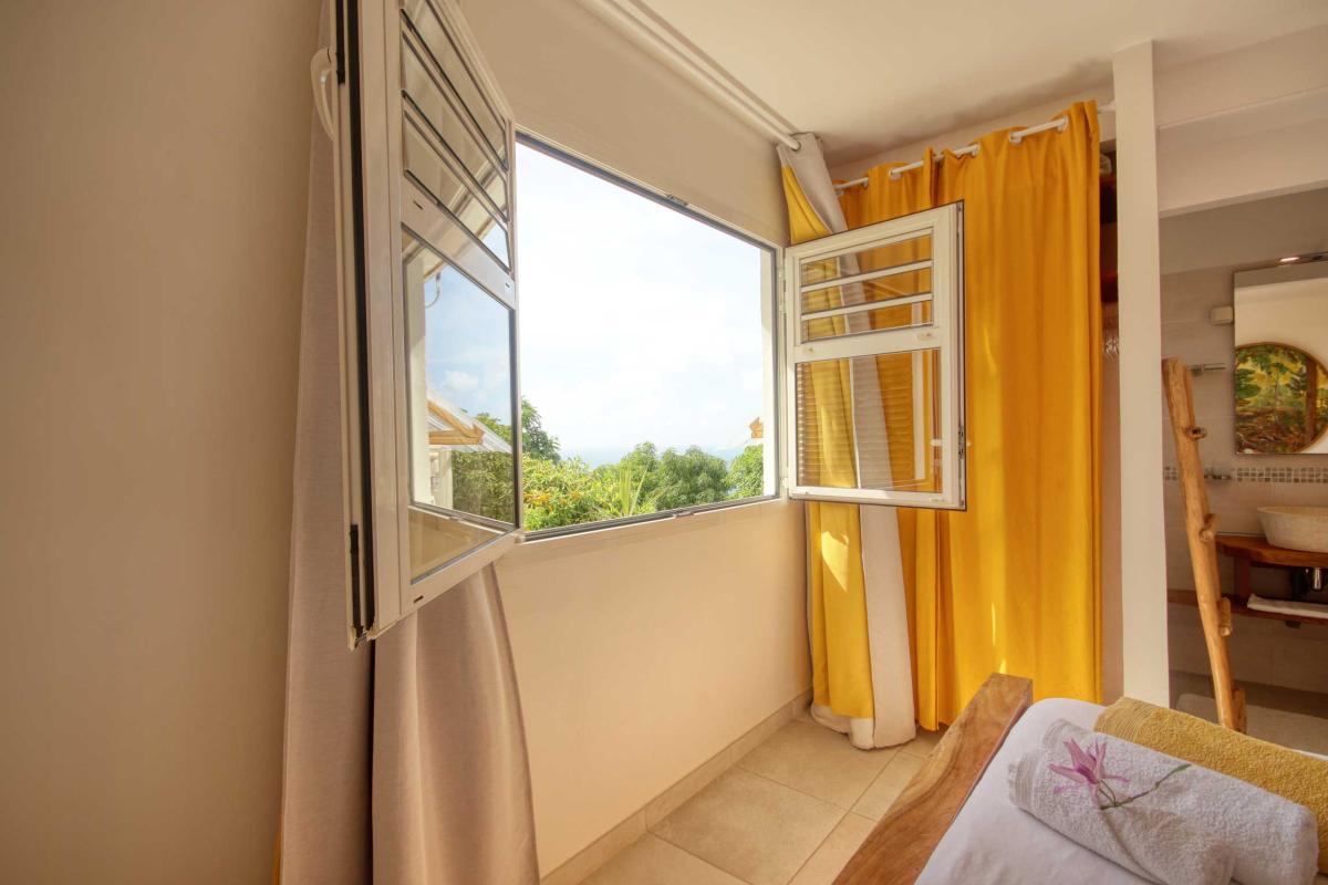 26-Villa-splendide-vue-mer-tartane-trinité-chambre-2-et-salle-d'eau-fenêtre