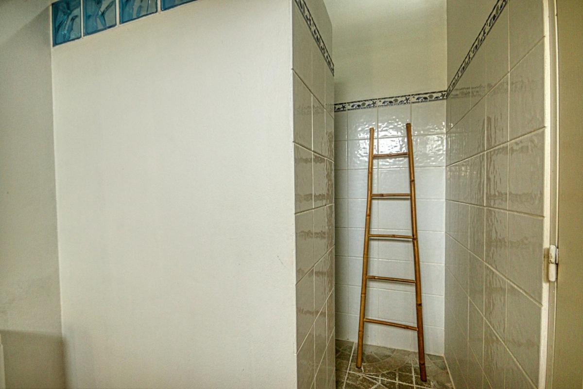 26-Location-villa-Martinique_-Case-Pilote_-Chambre-3-salle-d'eau-douche-3
