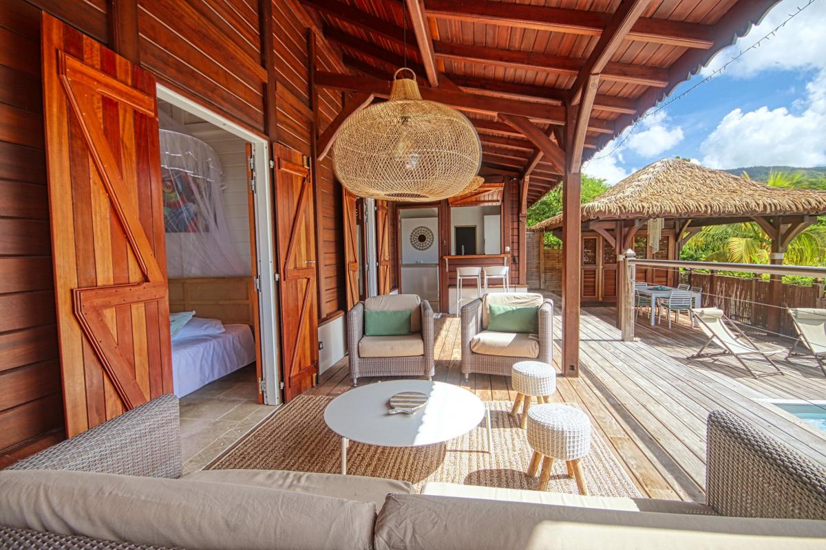 23-Location-villa-Martinique_Anses-d'Arlet_-chambre-1--table-salon