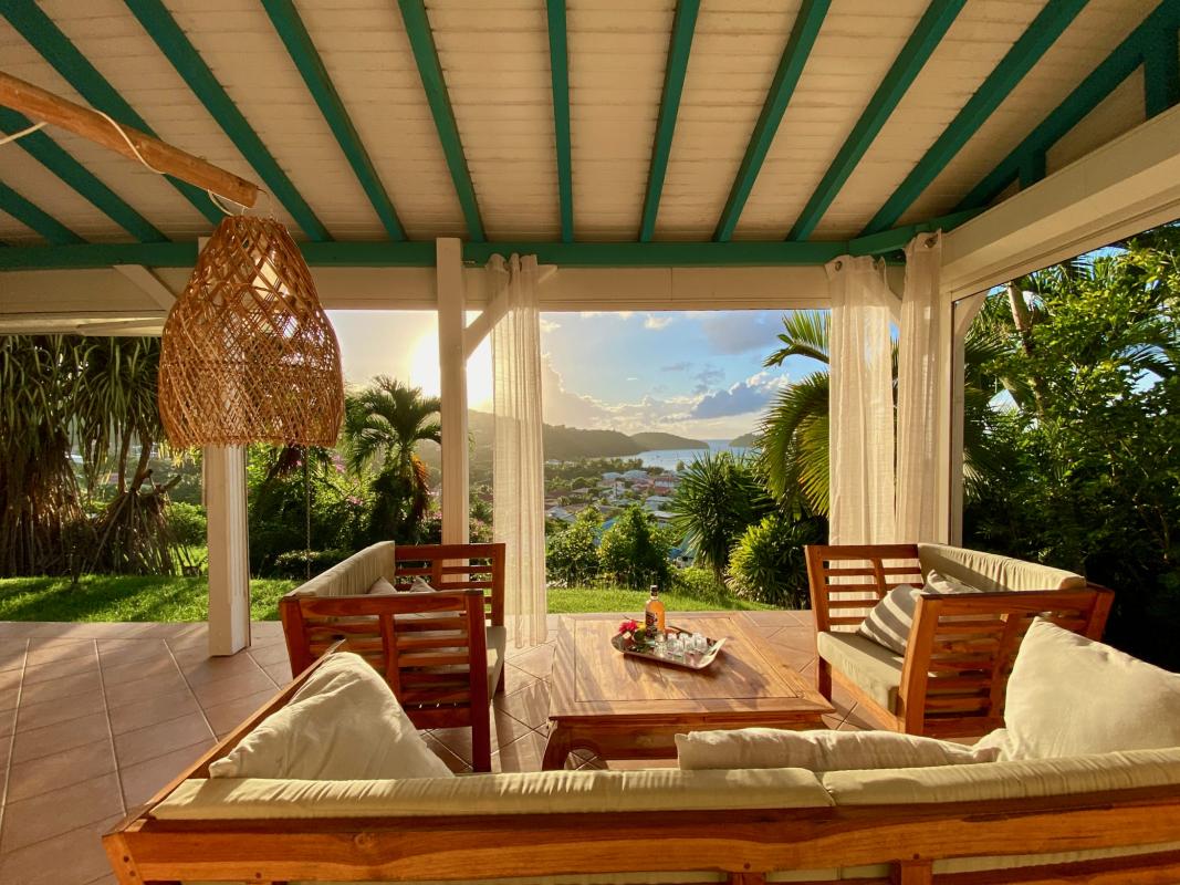 varangue-couverte-salon-de-jardin-vue-mer-martinique1