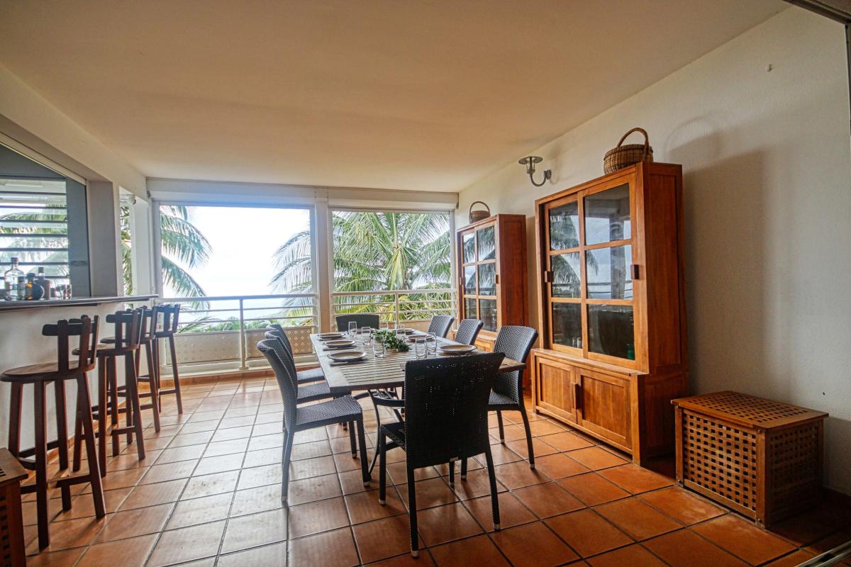 5-Location-villa-Martinique_-Case-Pilote_-pièce-table-à-manger-vue-de-l'intérieur