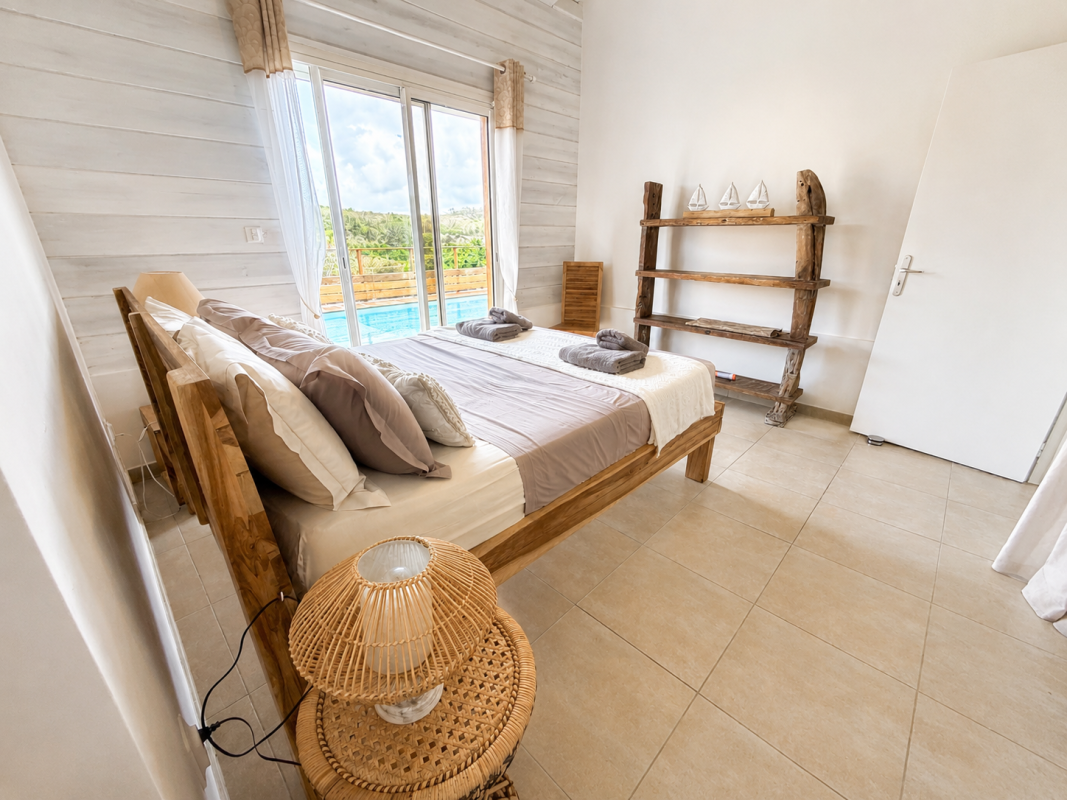 villa-diamant-martinique-chambre-parentale-vue-piscine