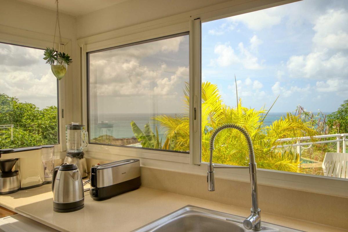13-Villa-splendide-vue-mer-tartane-trinité-cuisine-et-vue-évier
