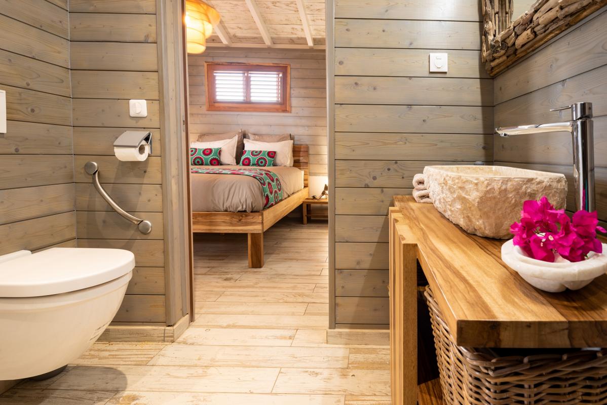 6-Location-martinique--Lodge-C_chambre-1-et-salle-de-douche