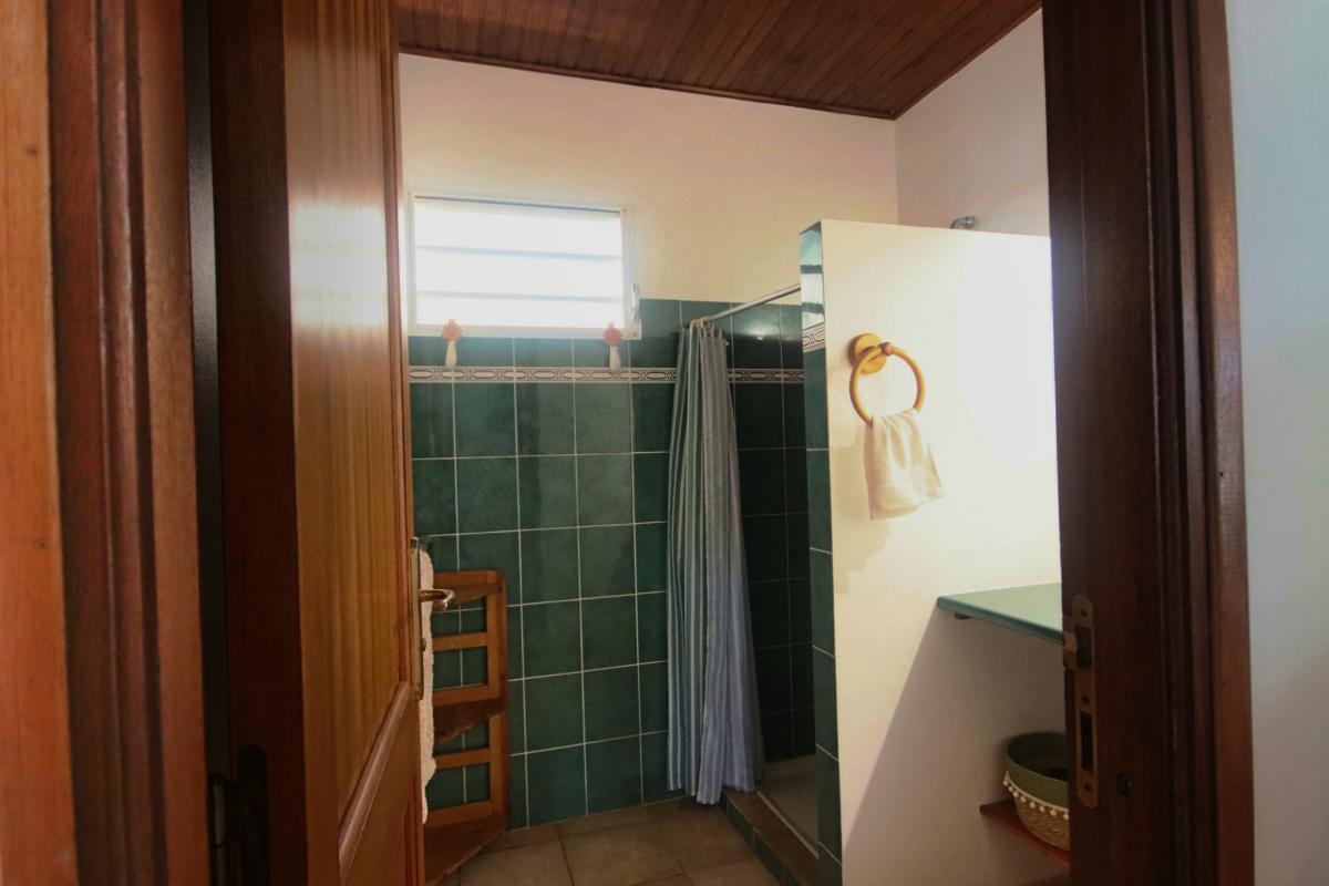 26-Location-villa-martinique_Salle-d'eau-commune-entrée