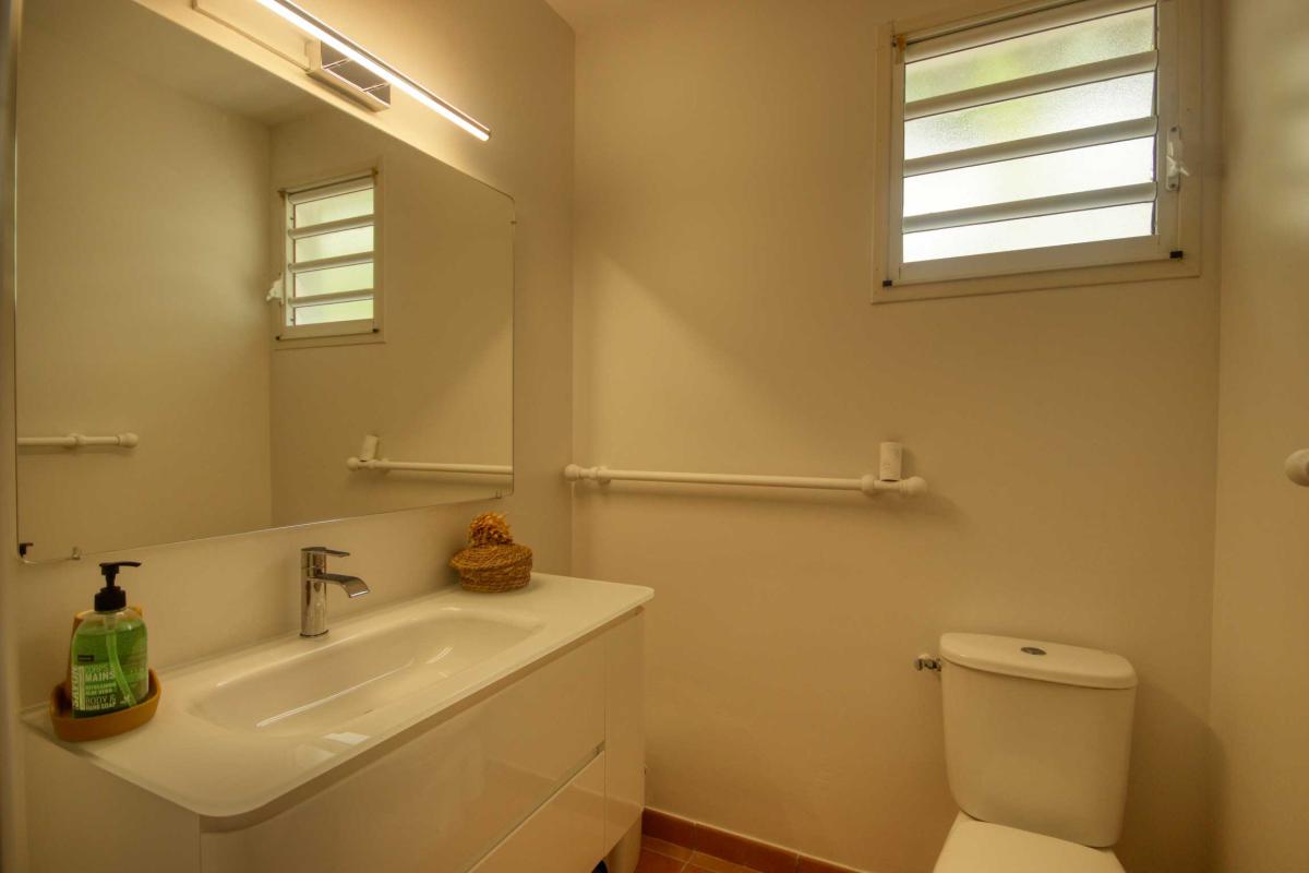 20-Location-villa-le-diamant-martinique-plage-à-pied_salle-d-eau-1