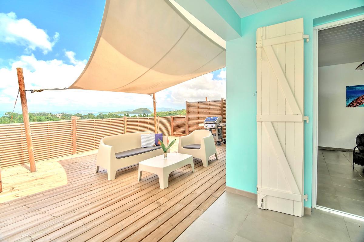 4-Location-villa-les-trois-ilets-piscine-vue-mer-martinique_-salon-extérieur