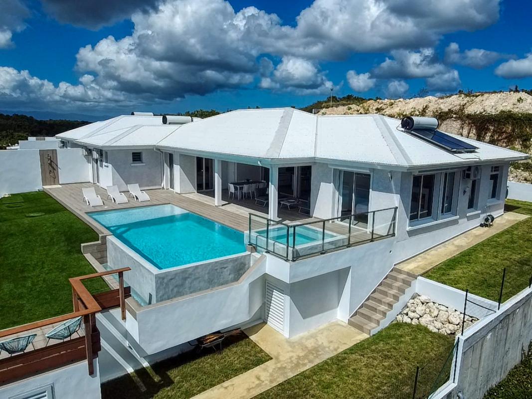 A louer villa 3 chambres pour 6 personnes avec piscine et balneo sur les hauteurs du Gosier en Guadeloupe
