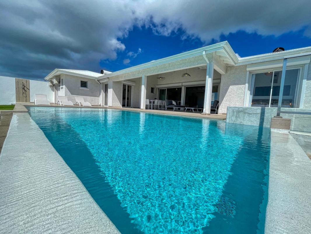 A louer villa 3 chambres pour 6 personnes avec piscine et balneo sur les hauteurs du Gosier en Guadeloupe