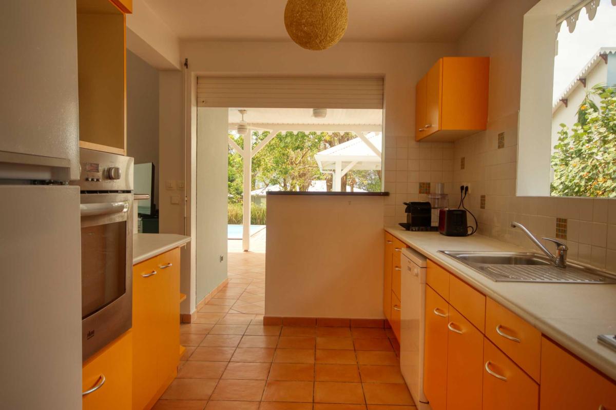 12-Location-villa-le-diamant-martinique-plage-à-pied_entrée-cuisine