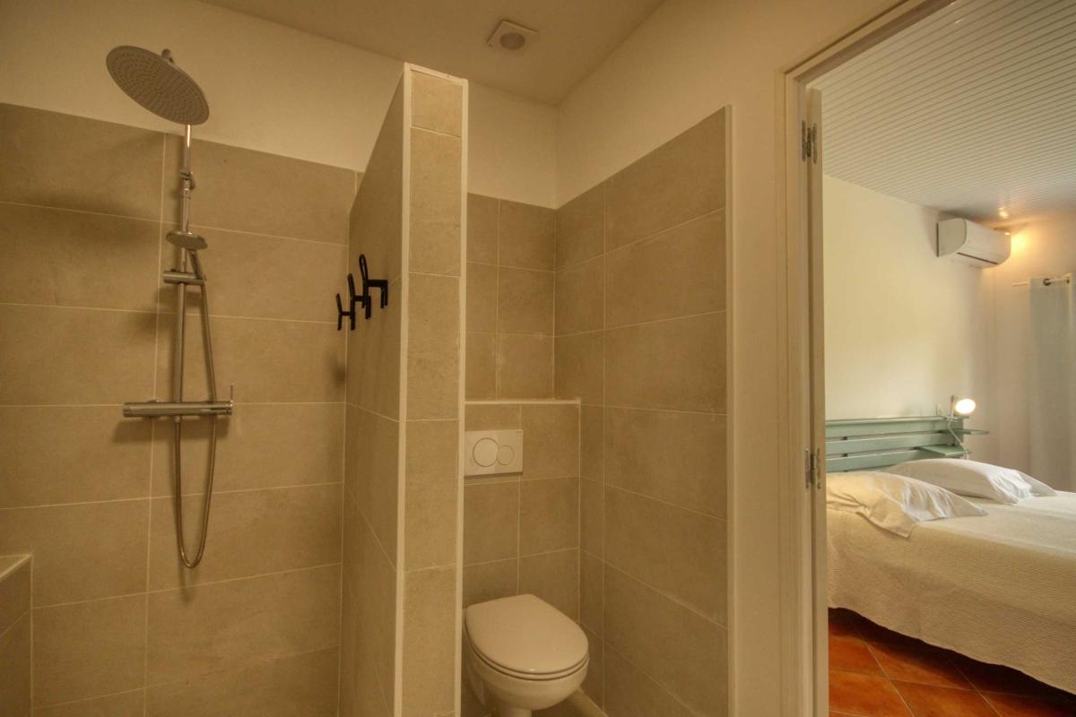 8Location-villa-le-robert-martinique-_dépendance-la-salle-d-eau-1
