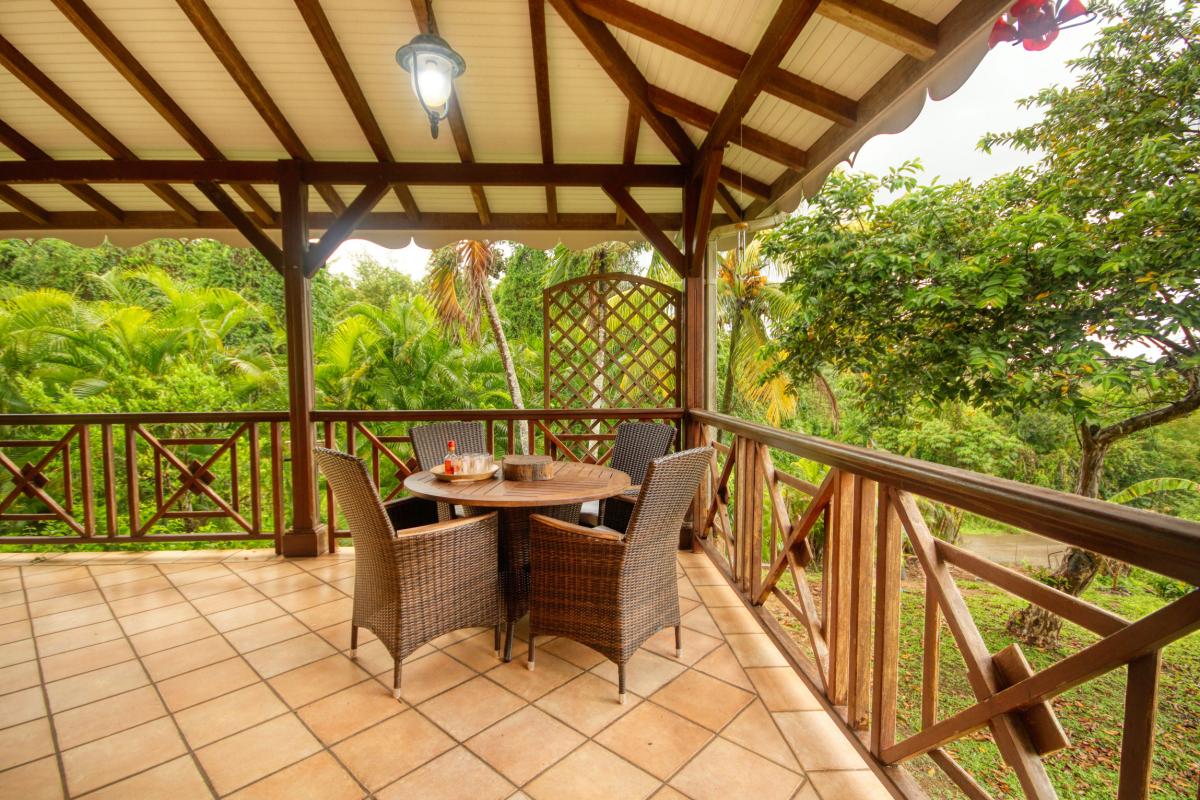 7-Villa-rivière-salée-Martinique-terrasse-coin-salon-V2
