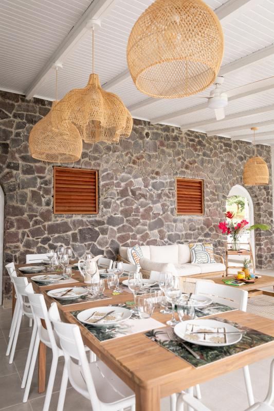 Location-villa-7-chambres-Anses-Arlet-Martinique----Table-salle-à-manger