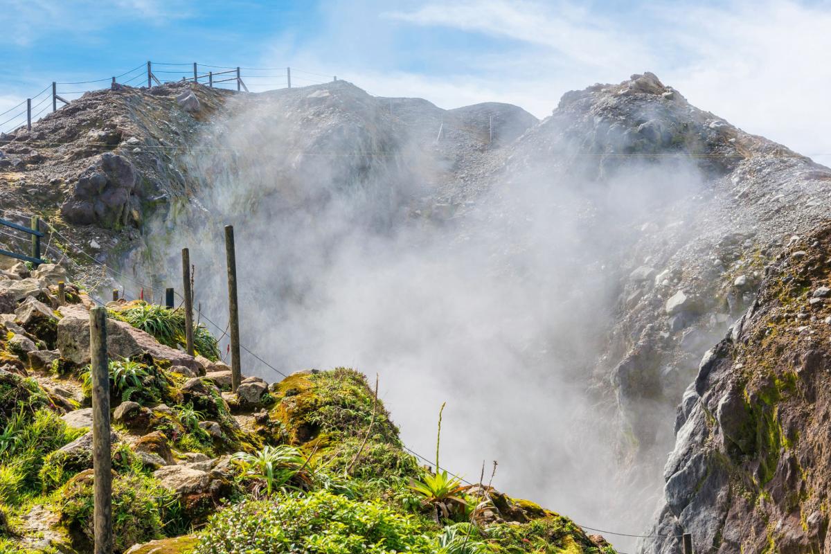 Cratère-de-la-Soufrière-Guadeloupe
