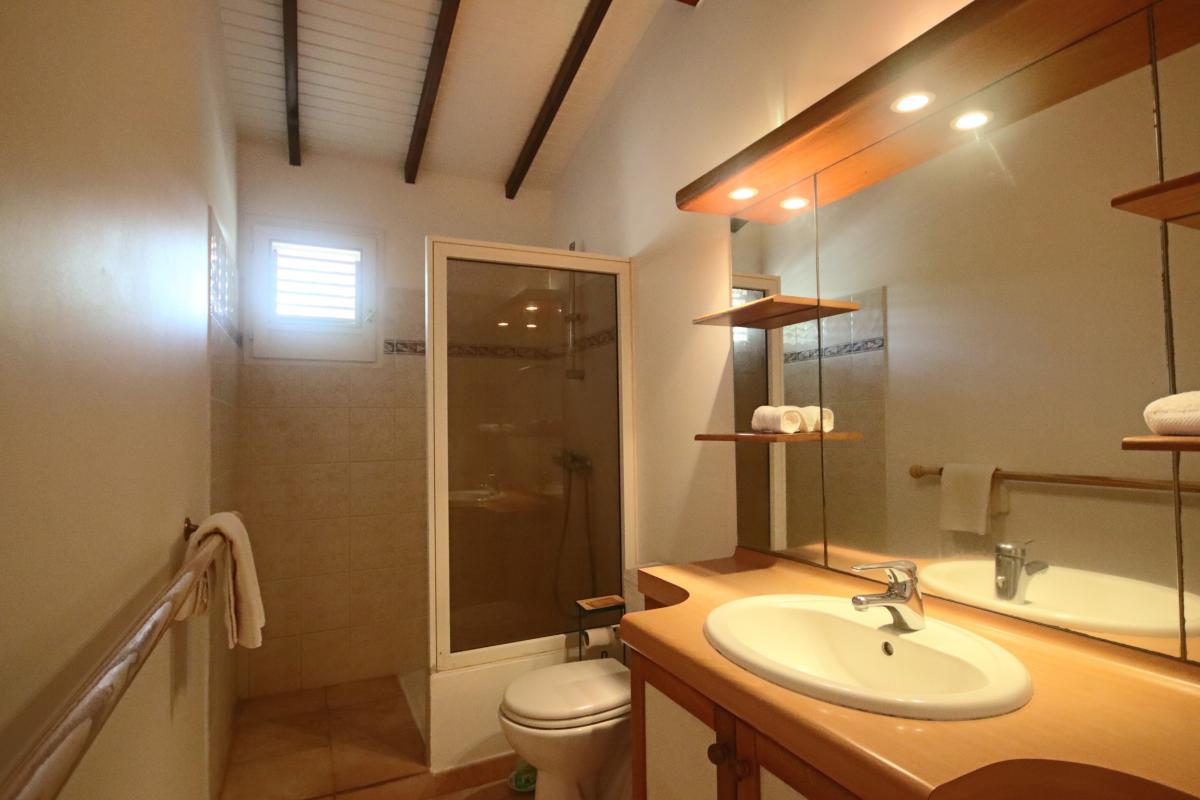 21-Location-villa-martinique_Salle-d'eau