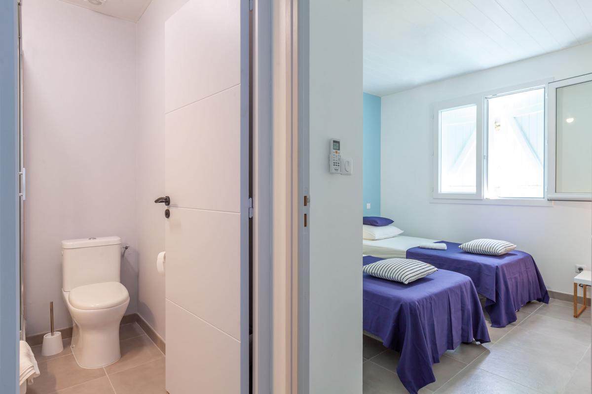 20-Location-villa-les-trois-ilets-piscine-vue-mer-martinique_la-chambre-2-lits-simples