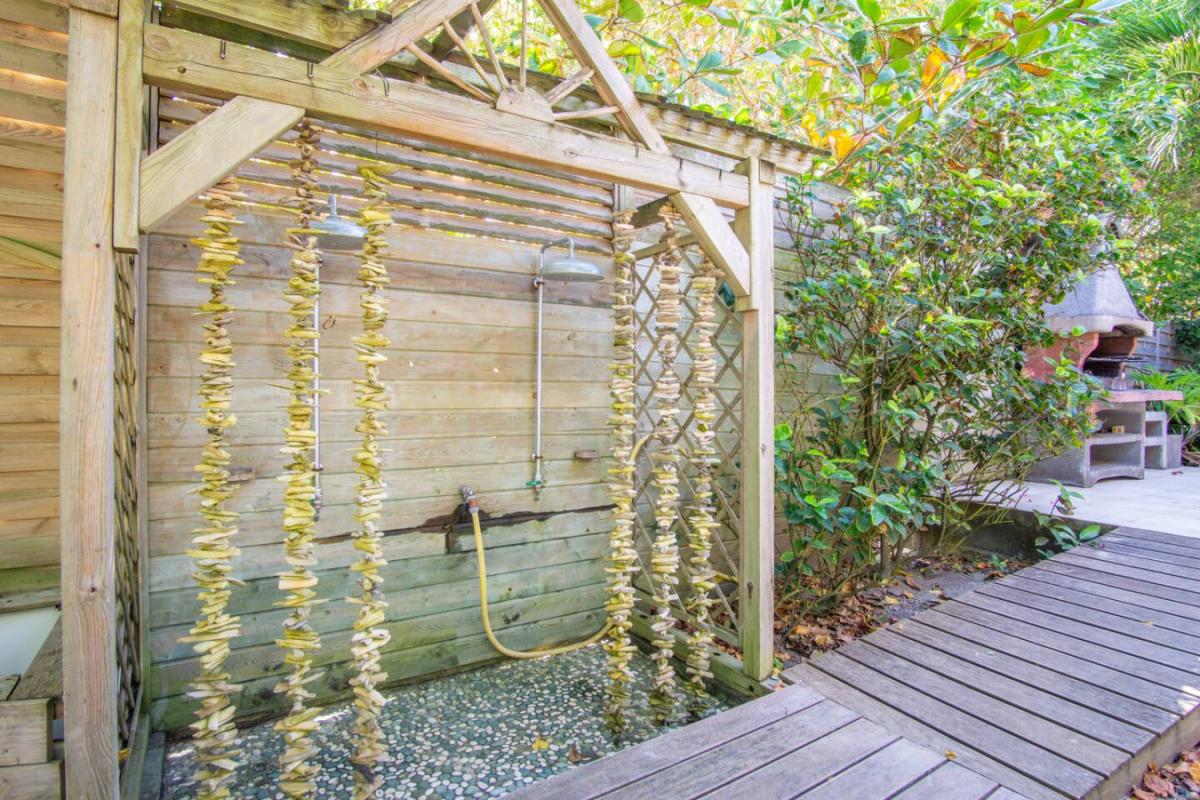 VILLA_DIAMANT_3_CH_37_Douche-exterieure