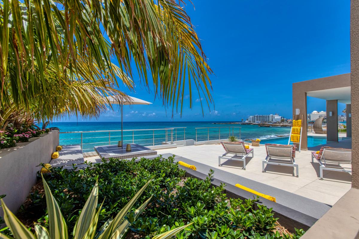 Location villa Alma 4 chambres 8 personnes avec piscine les pieds dans l'eau Beacon Hill Saint Martin
