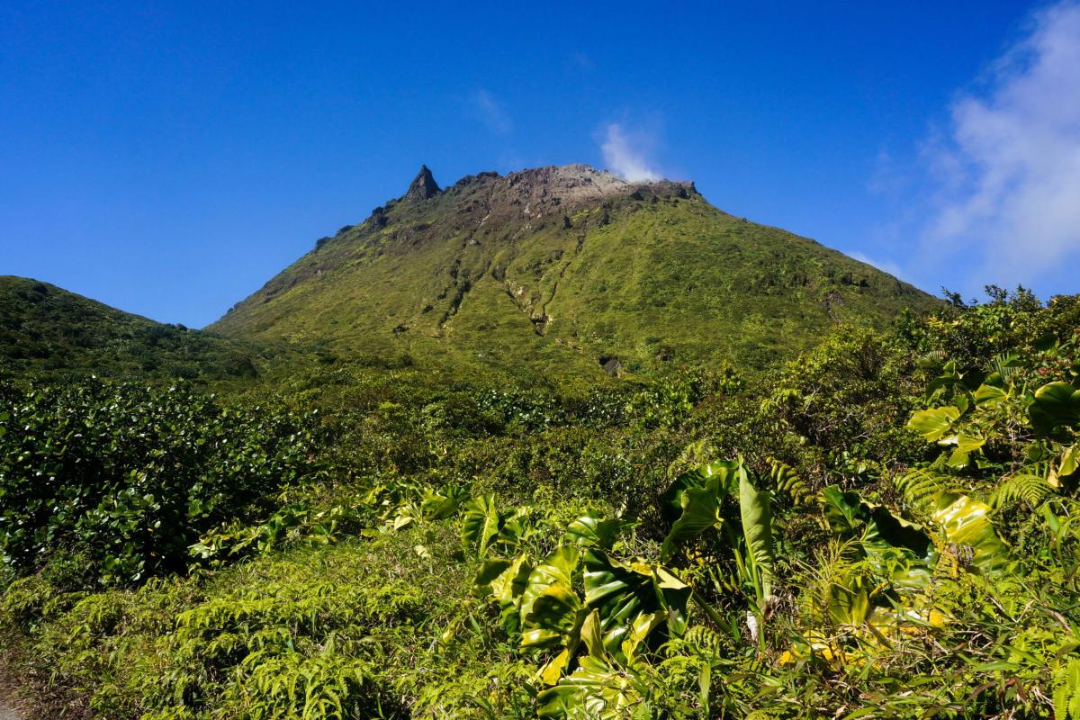 La-Soufrière-en-randonnée
