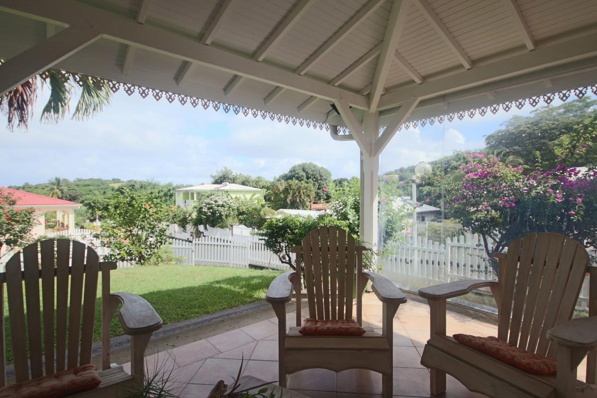 6-Location-villa-martinique_-Terrasse-espace-détente-et-jardin