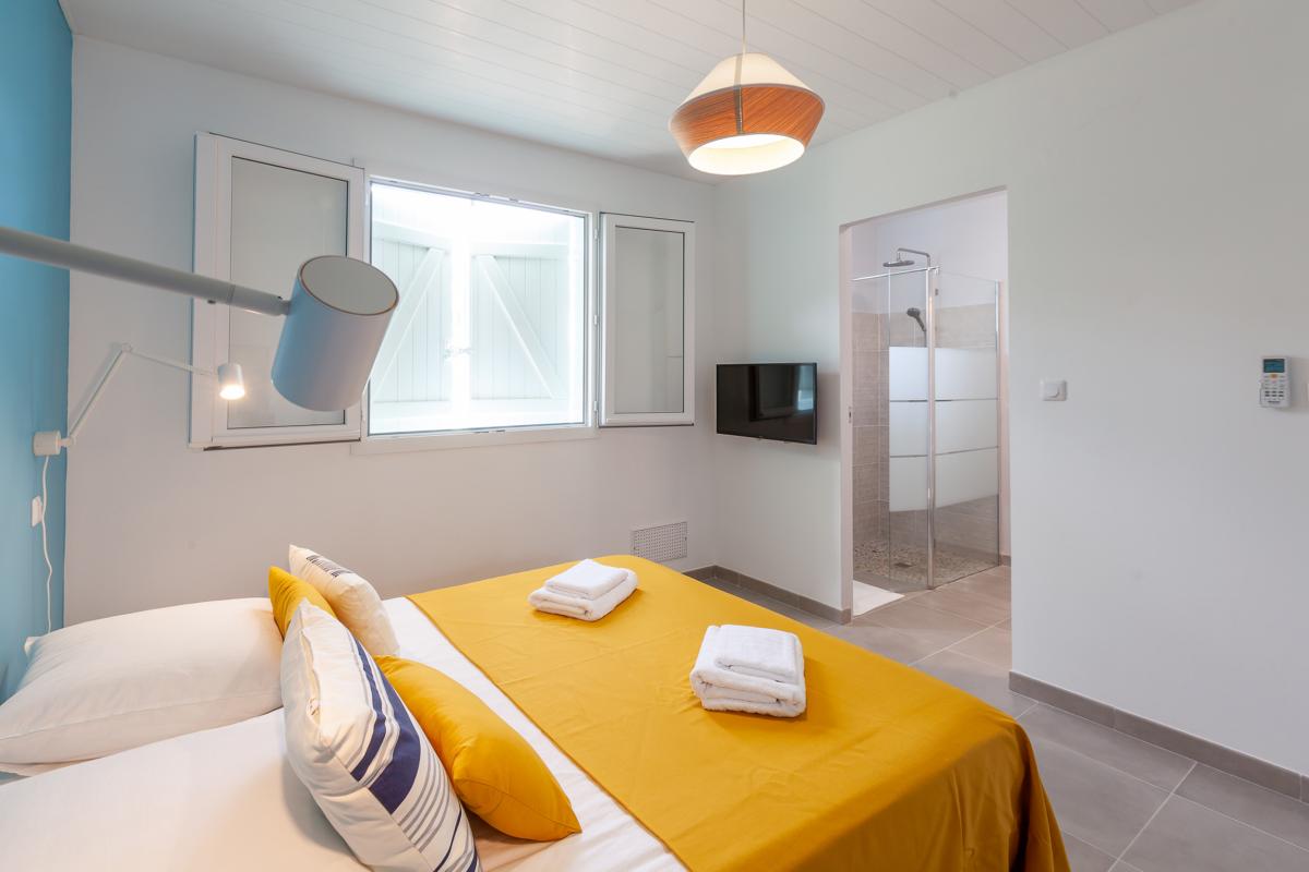 14-Location-villa-les-trois-ilets-piscine-vue-mer-martinique_la-chambre-1