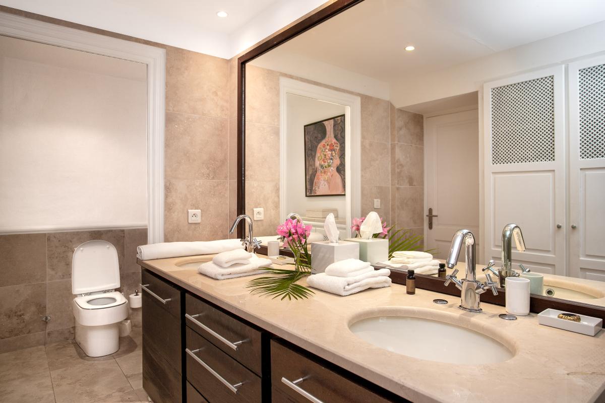 36_LaHacienda-Bathroom4