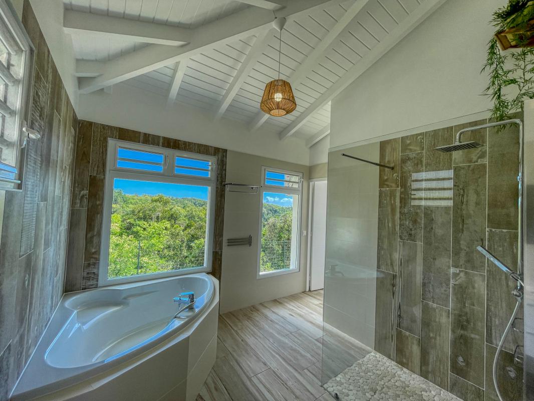A louer villa 3 chambres pour 6 personnes avec piscine et balneo sur les hauteurs du Gosier en Guadeloupe