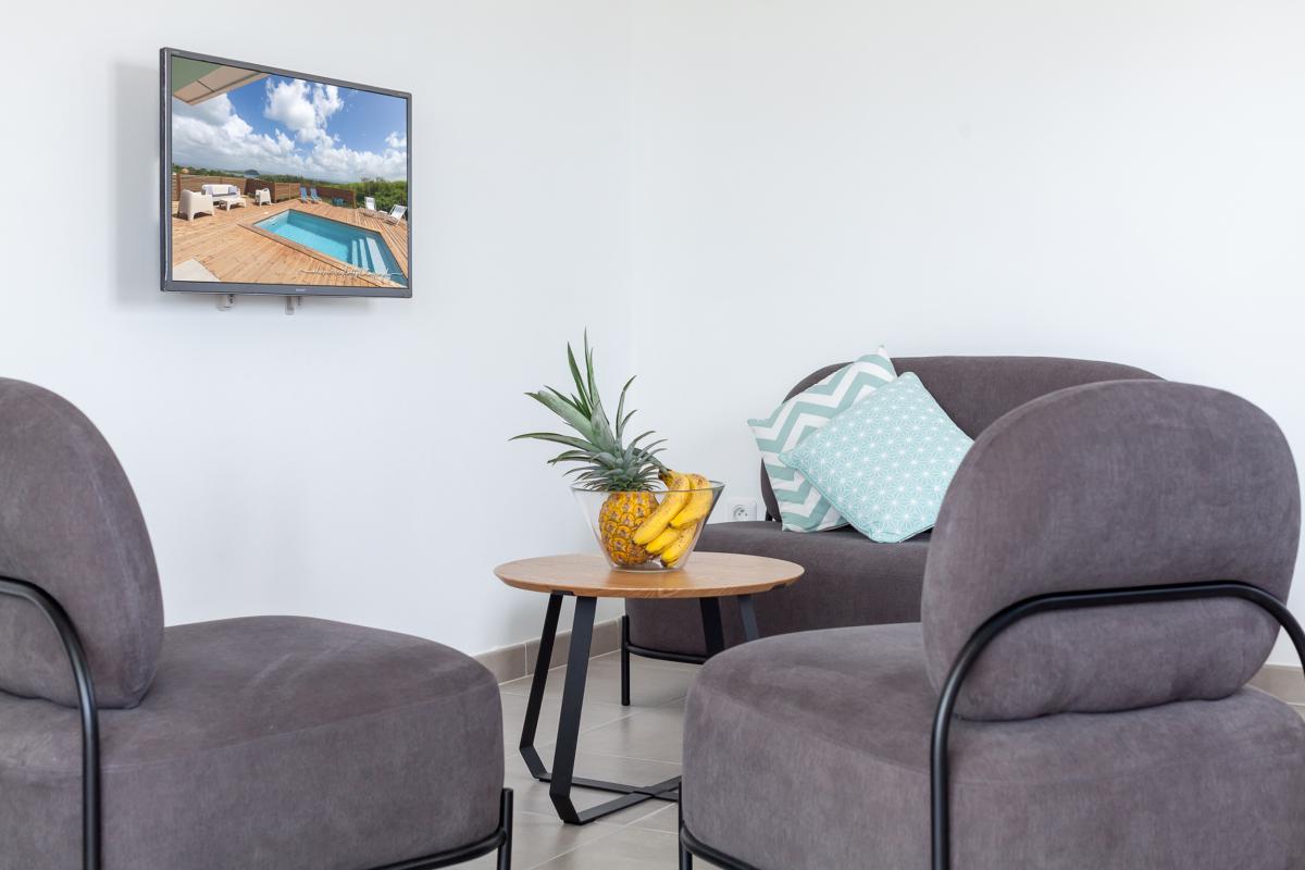 9-Location-villa-les-trois-ilets-piscine-vue-mer-martinique_salon