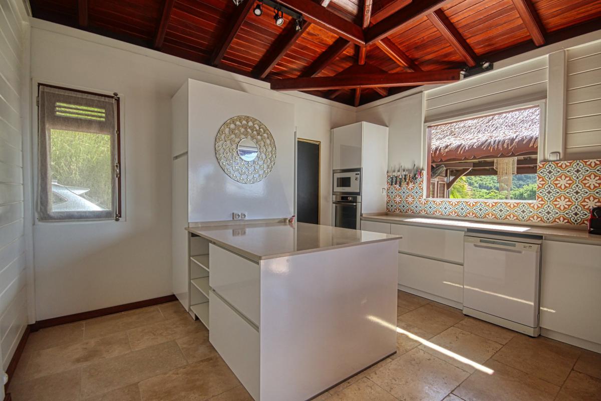 7-Location-villa-Martinique_Anses-d'Arlet_-cuisine-fenêtre-