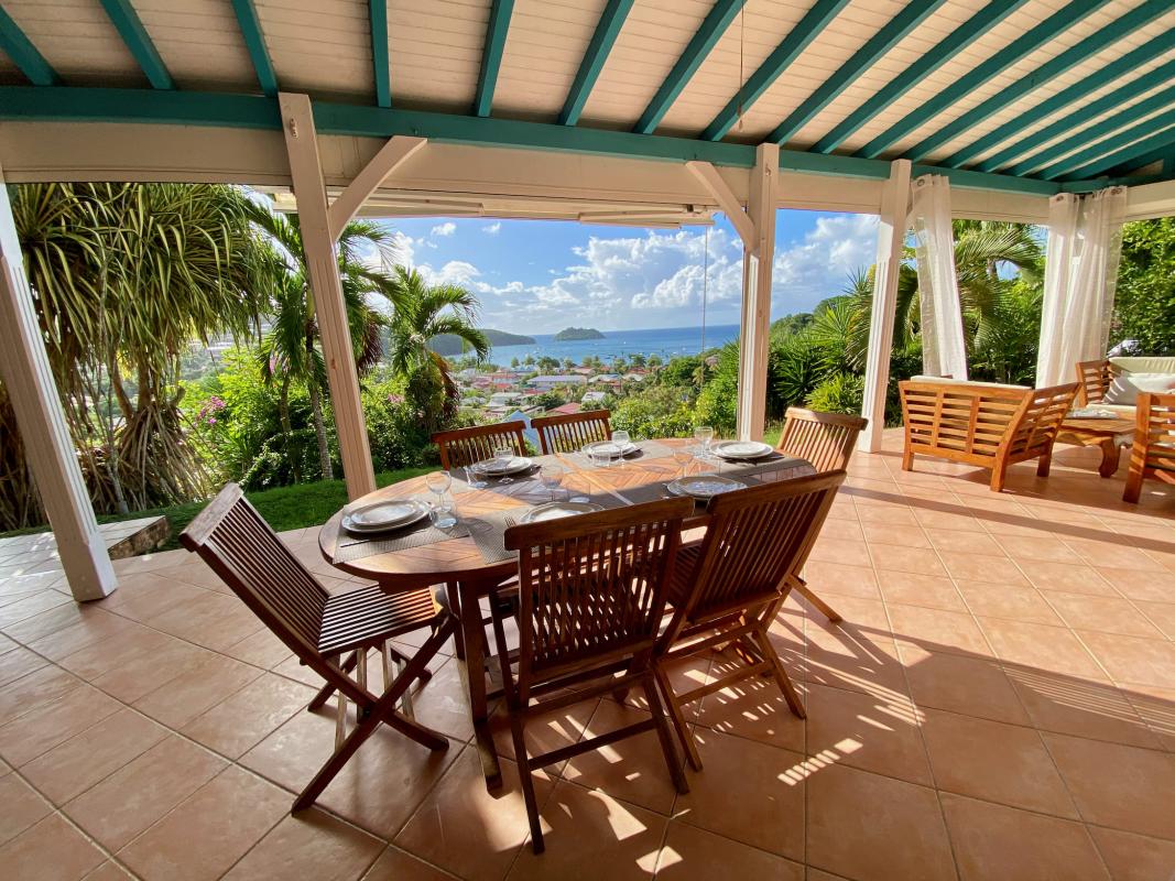 espace-repas-terrasse-exterieure-vue-mer-trois-ilets