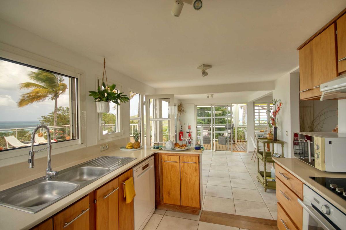 11-Villa-splendide-vue-mer-tartane-trinité-cuisine-et-terrasse
