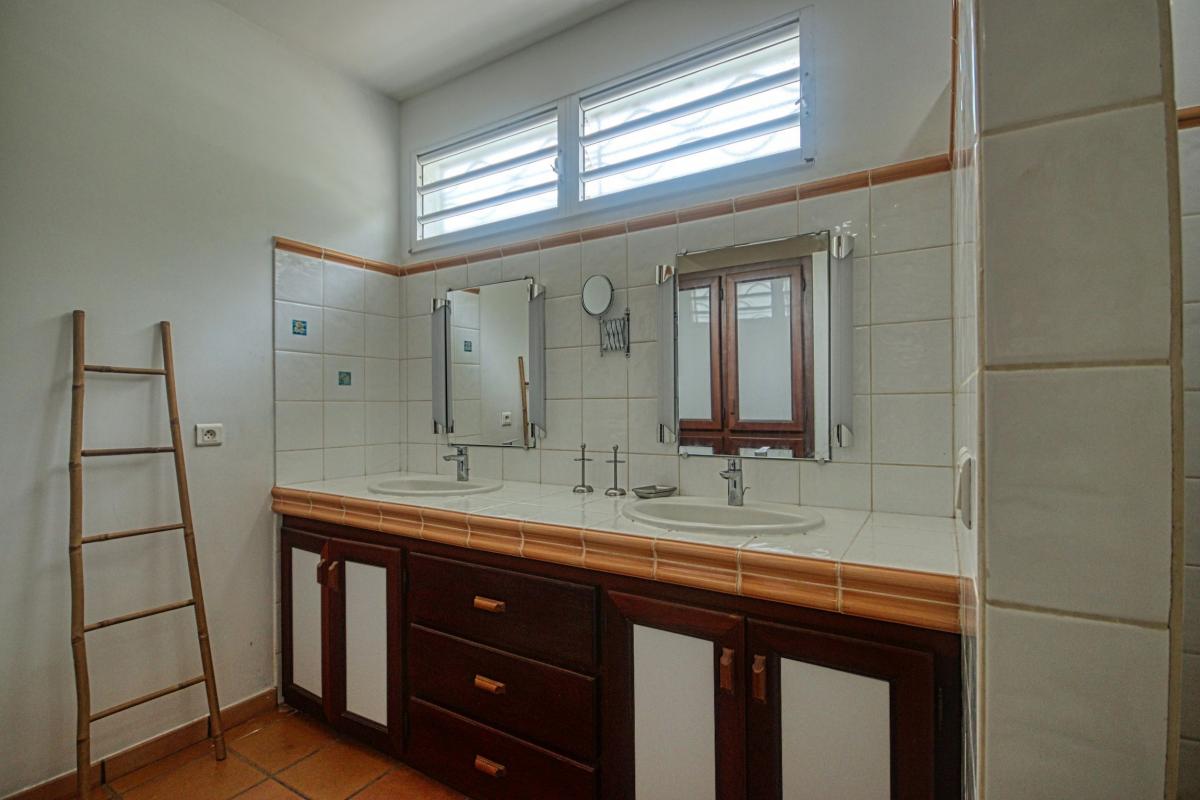 16-Location-villa-Martinique_-Case-Pilote_-Chambre-1-salle-d'eau
