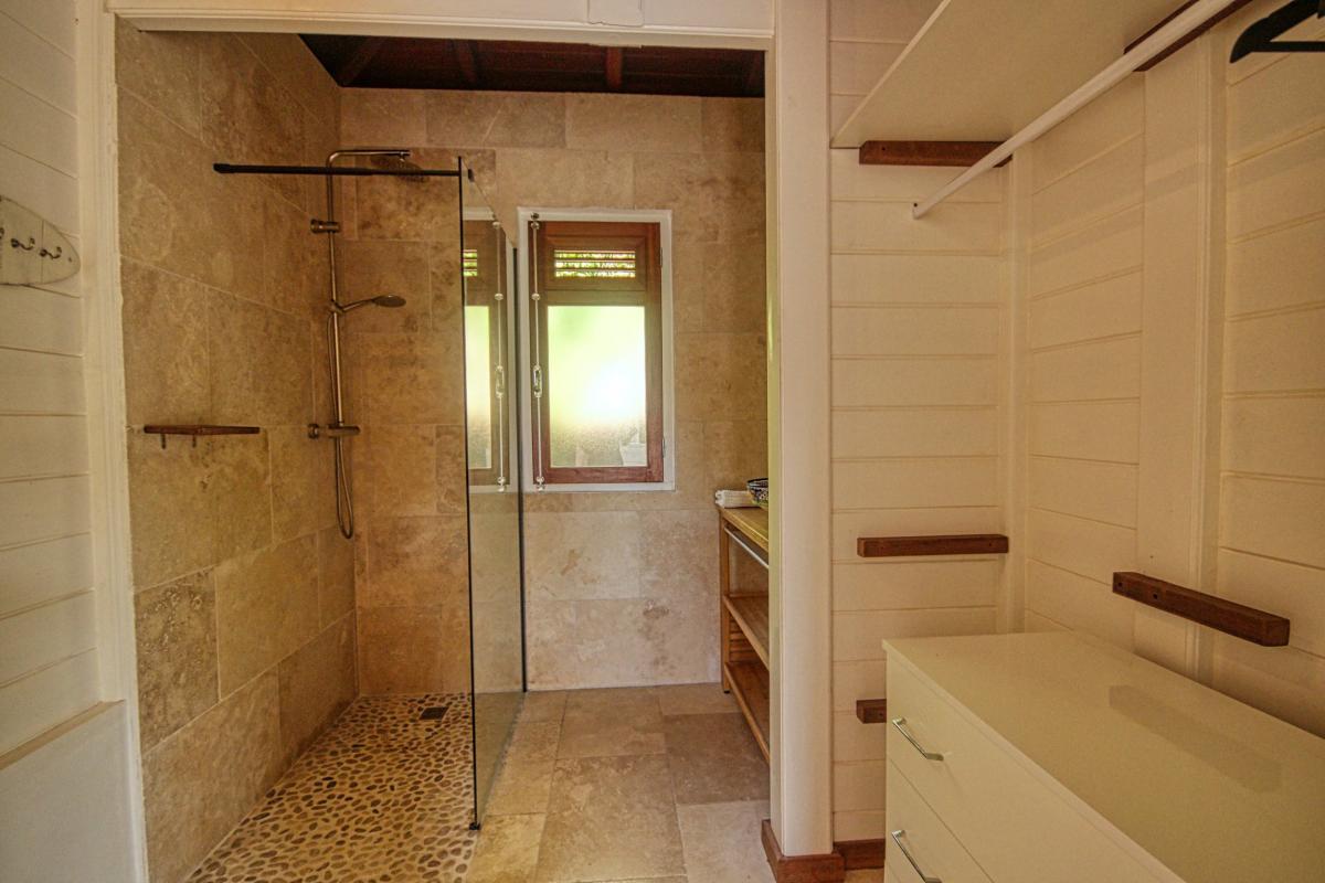 18-Location-villa-Martinique_Anses-d'Arlet_-chambre-1-salle-d'eau-douche-entrée