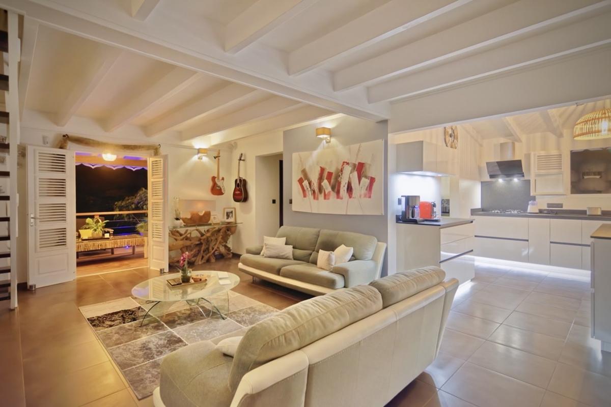 salon-lumineux-ouvert-terrasse-vue-mer