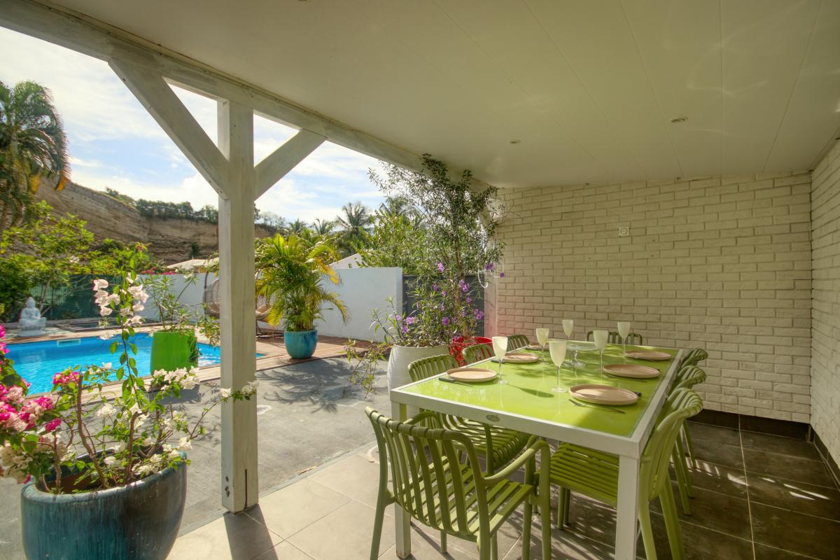 7-Location-villa-Martinique_Terrasse-table-à-manger-3