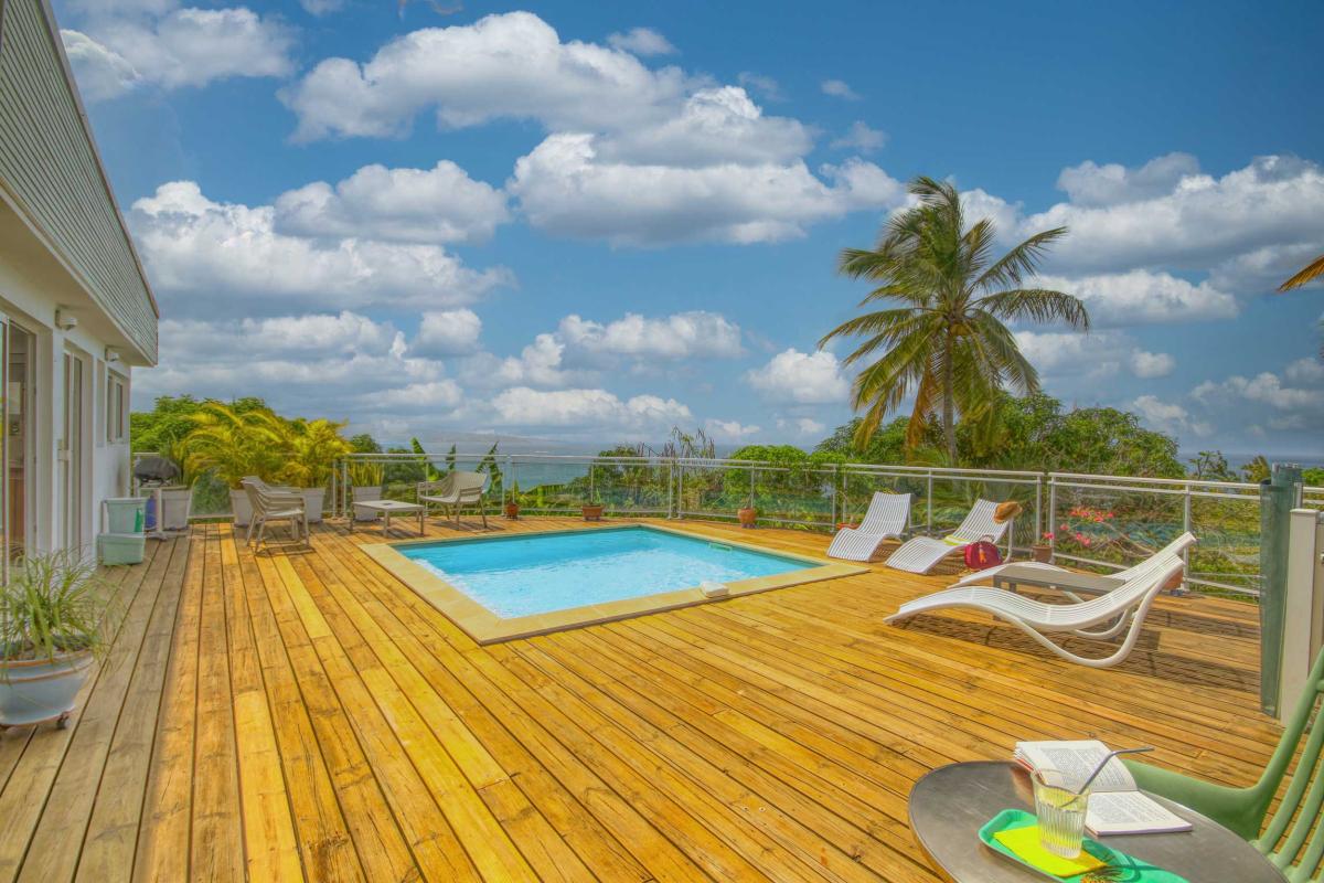 3-Villa-splendide-vue-mer-tartane-trinité-extérieur-piscine-transats-et-salon-de-loin