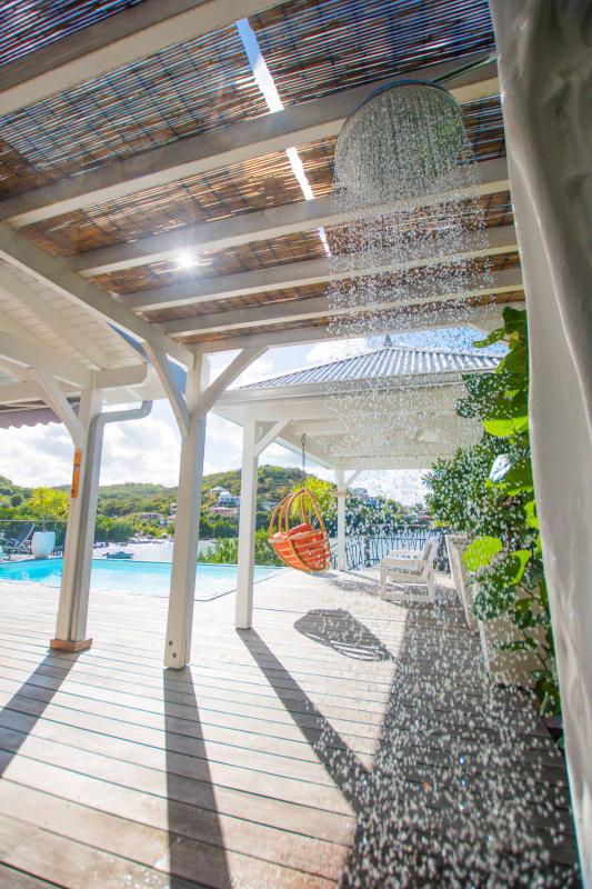 location-villa-prestige-Martinique-Douche-extérieure