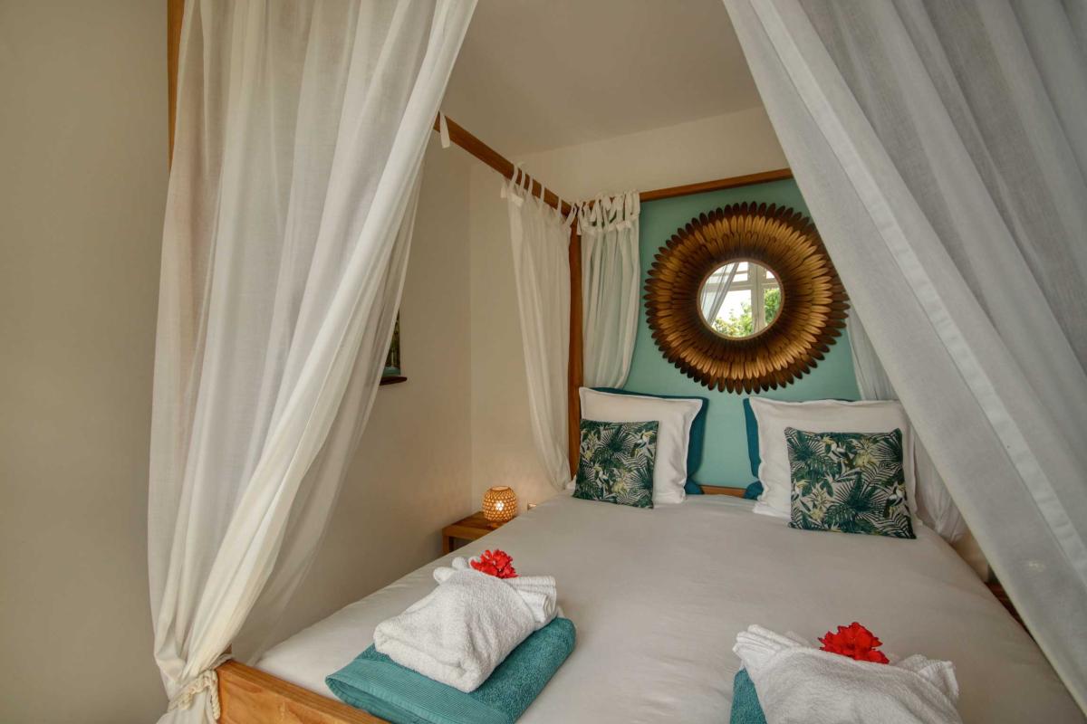 18-Villa-splendide-vue-mer-tartane-trinité-chambre-1-et-salle-d'eau-lit